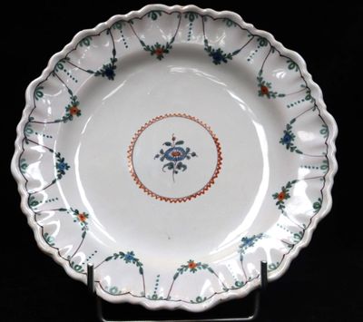 Assiette en faïence de Nevers à décor de guirlandes et de fl…