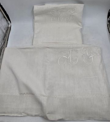 620 / CH-C10 / Lot de 2 draps en coton blanc ajourés et…