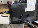 un ordinateur portable posé sur un bureau à côté d'une imprimante