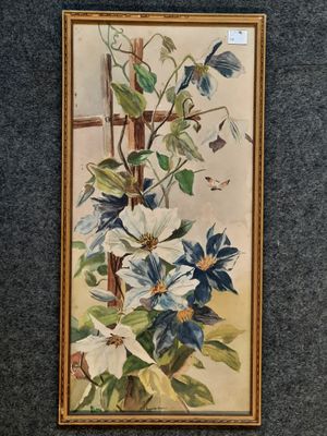 Un tableau représentant une fleur bleue et blanche est accroché au mur.