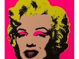un tableau représentant Marilyn Monroe, aux couleurs rose et jaune, sur un fond rose