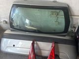 un téléviseur posé sur le hayon d'une voiture