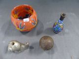 trois vases et un oiseau exposés sur une table