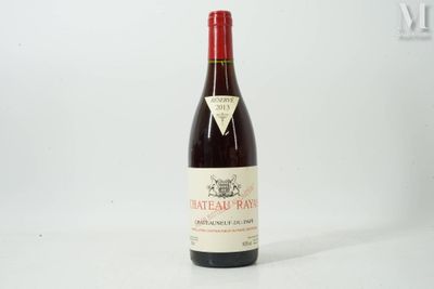une bouteille de vin posée sur une table