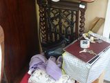une valise posée sur une chaise à côté d'une table