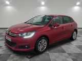 une citrole rouge garee sur un plancher en damier dans un garage