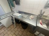 vue d'une cuisine avec un évier et un plan de travail