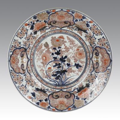 l'image d'une assiette ornée d'un motif floral