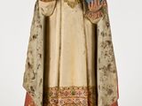 l'image d'une statue de femme avec une couronne sur la tête