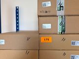 des boîtes empilées les unes sur les autres sur une étagère dans une pièce