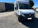 la camionnette blanche est garée dans le parking à côté d'autres voitures