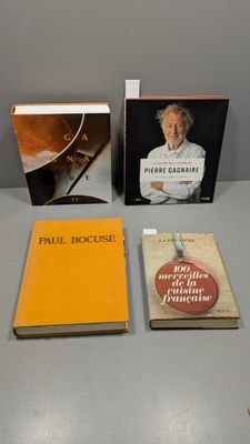trois livres sont posés sur une table les uns à côté des autres