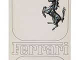 une photo en noir et blanc du logo Ferrari sur fond blanc