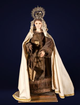 une statue représentant une femme vêtue d'une robe blanche et coiffée d'une couronne