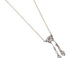 un collier en or et en argent composé d'une longue chaîne et d'un pendentif