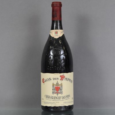 une bouteille de vin posée sur une table