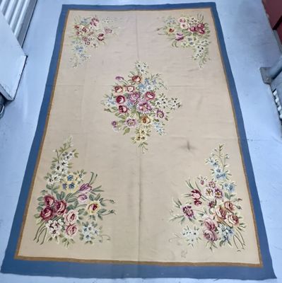 un tapis posé au sol sur lequel est représenté un bouquet de fleurs
