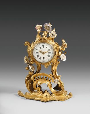 une horloge en or posée sur une table