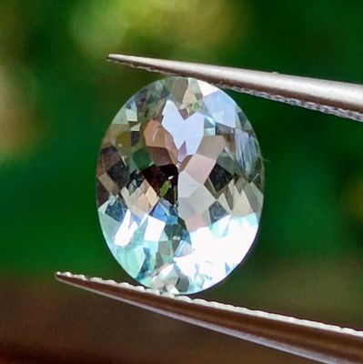 a close up of a diamond being held by a pair of pliers