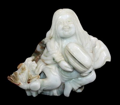 une figurine blanche représentant une femme tenant un panier de fleurs