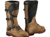 une paire de bottes marron avec des lanières et des boucles noires