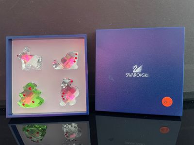 une boîte contenant un lot de quatre poissons en verre