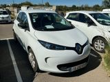 une voiture blanche garée dans un parking à côté d'autres voitures
