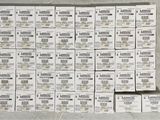 un grand nombre de boîtes empilées les unes sur les autres