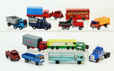beaucoup de camions miniatures posés sur une surface blanche