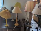 deux lampes posées sur une table dans un salon
