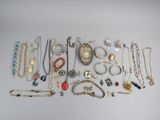 plusieurs types de colliers et de bracelets différents disposés sur une table