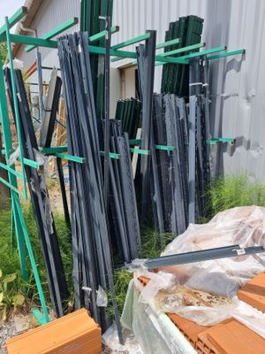 de nombreuses pièces de bois empilées les unes sur les autres