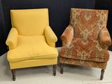 une paire de fauteuils rembourrés jaunes, placés dans un coin de la pièce