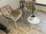 deux chaises et une table dans un salon