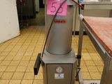 une machine qui se trouve dans une cuisine et sur laquelle est accrochée une pancarte