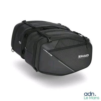 un sac noir posé sur un fond blanc