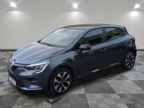 une voiture grise garée sur le sol en damier d'un garage