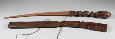 deux objets en bois posés sur une table