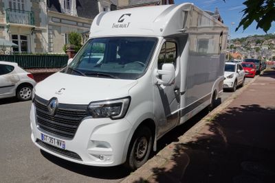 une camionnette blanche garée sur le côté de la rue
