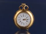 une montre de poche en or avec des chiffres romains sur le cadran