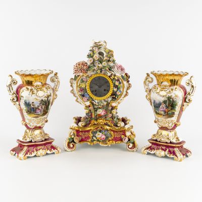 Trois vases sont posés sur une table, sur laquelle se trouve une horloge.