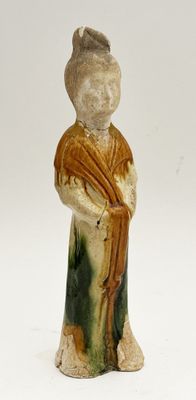 figurine représentant un homme vêtu d'une robe verte et jaune