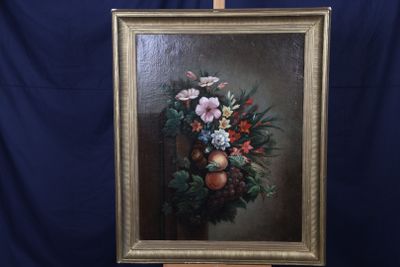 une photo d'un tableau représentant des fleurs et des fruits, posé sur un chevalet