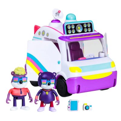 un petit camion miniature avec deux figurines à côté