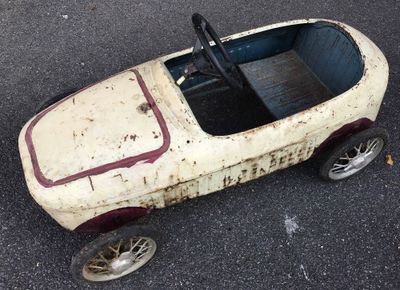une petite voiture miniature posée par terre