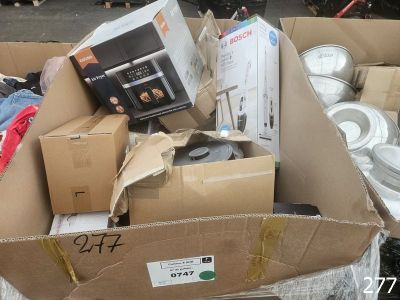 un carton rempli d'appareils électroniques dans la rue