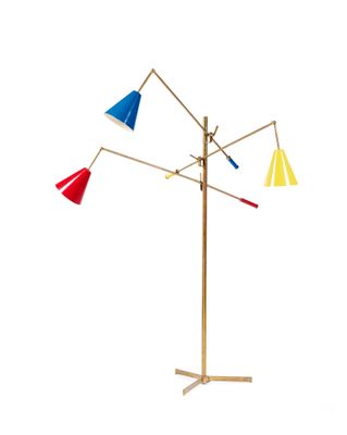 un gros plan d'une lampe sur pied, avec un fond blanc