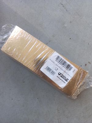 un morceau de pain emballé dans du plastique, posé par terre