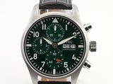 une montre avec un cadran vert et un bracelet en cuir noir
