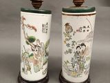 une paire de vases asiatiques ornés de caractères asiatiques, posés sur une table